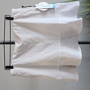 NWT Tail Allure 17" Skirt in Chalk